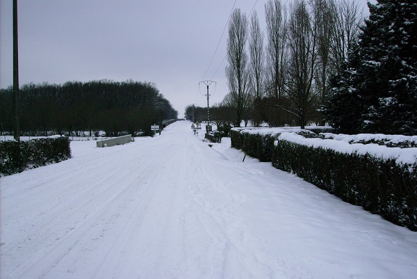 saisons/hiver-route-de-ligueil-enneigee-1.JPG